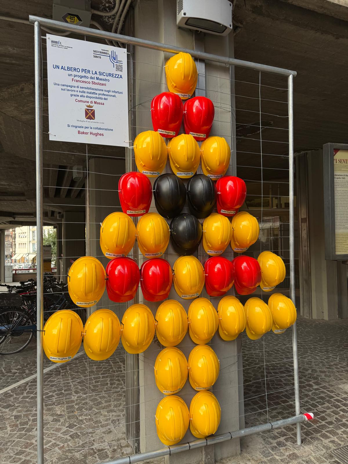 Installazione 'L'albero della sicurezza'  sotto palazzo civico 13-12-2024 