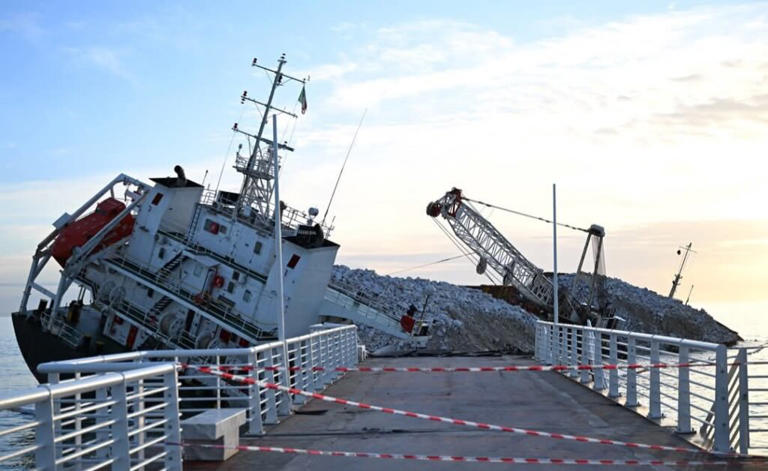 un'immagine della nave Guang Rong incagliata contro il Pontile di Marina di Massa 