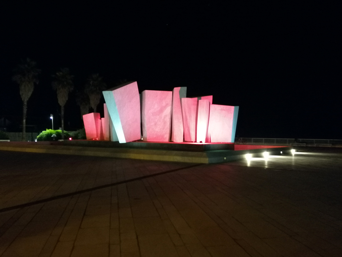 Il monumento Le Vele di Pino Castagna illuminato di rosso 