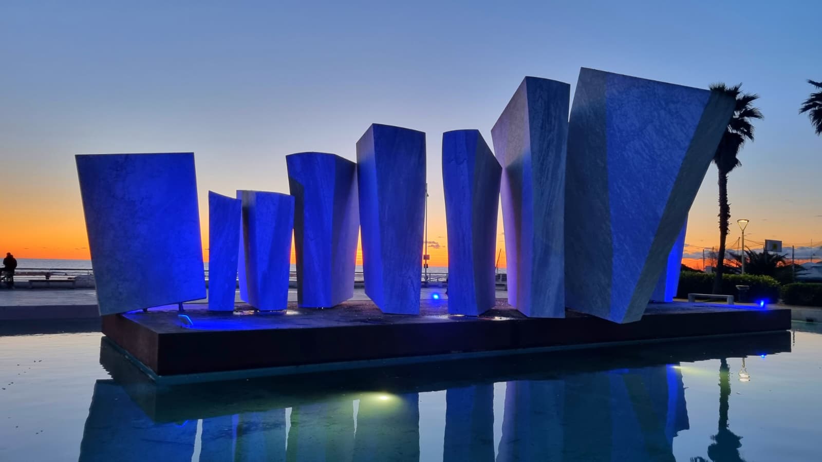 Le Vele di Pino Castagna  - in piazza Bad Kissingen illuminate di blu