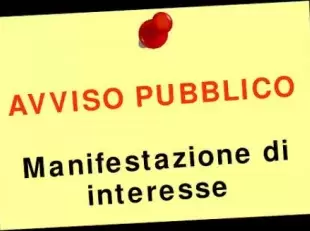 post it con scritta avviso pubblico manifestazione di interesse