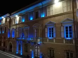 facciate dei palazzi Buoudillon - Colombini illuminate di blu