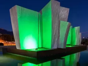 Le vele di Pino Castagna illuminate di verde - foto Colle