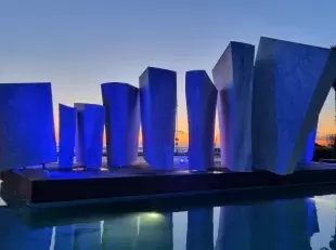 Le Vele di Pino Castagna  - in piazza Bad Kissingen illuminate di blu